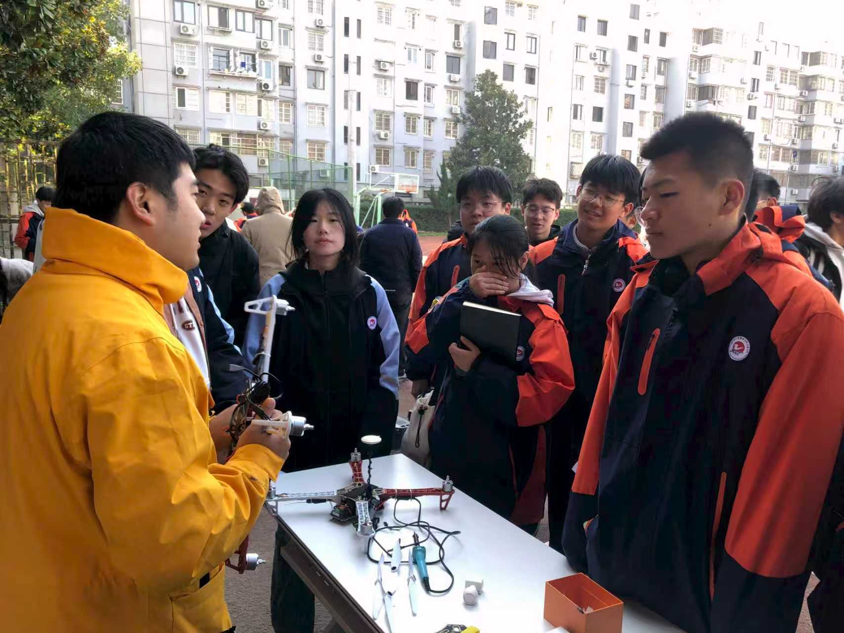 当青春撞上科技，这场无人机研学太 “燃” 了！